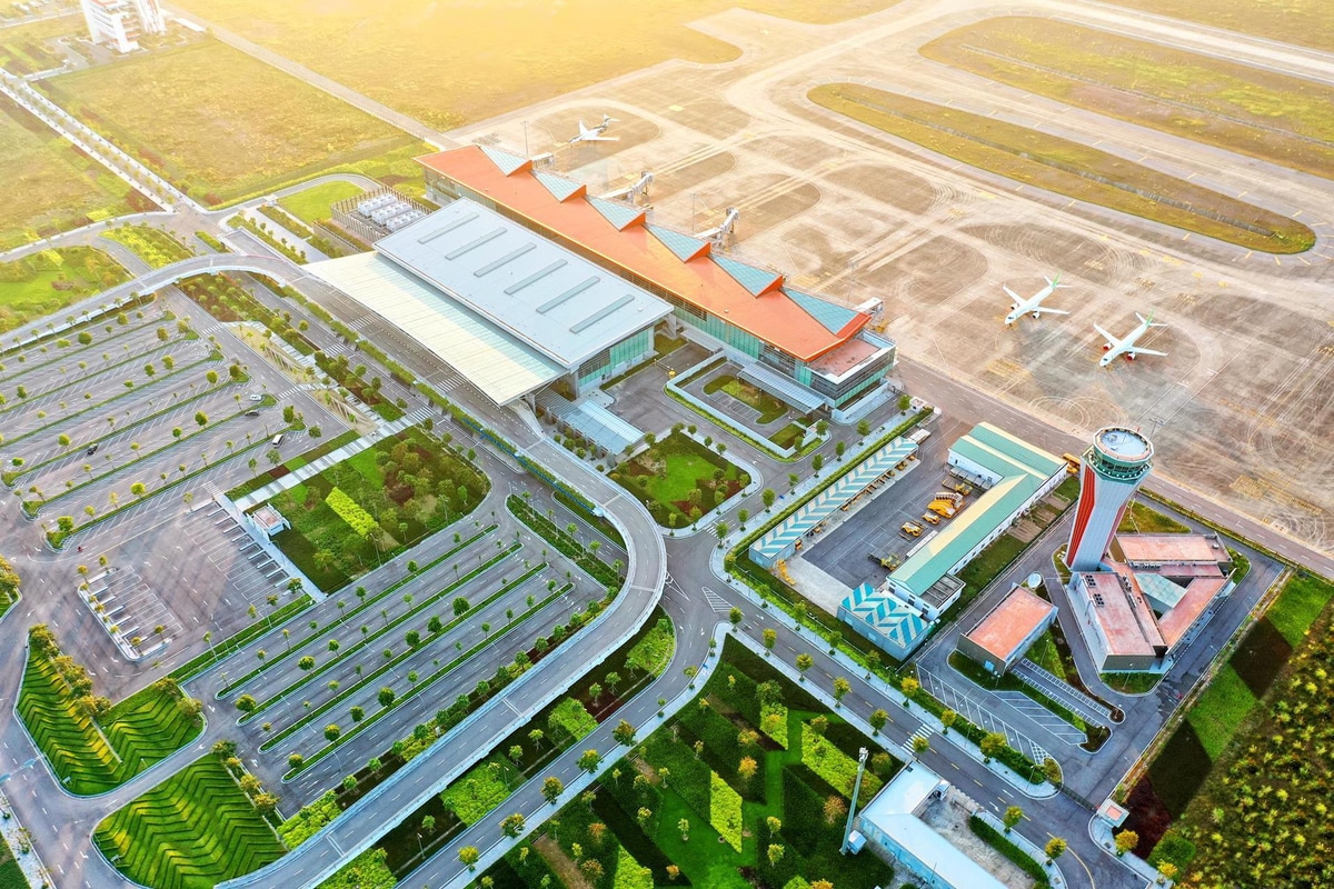 Sân bay quốc tế Vân Đồn là cảng hàng không tư nhân đầu tiên của Việt Nam, có vị trí giao thương chiến lược tại khu vực phía Bắc
